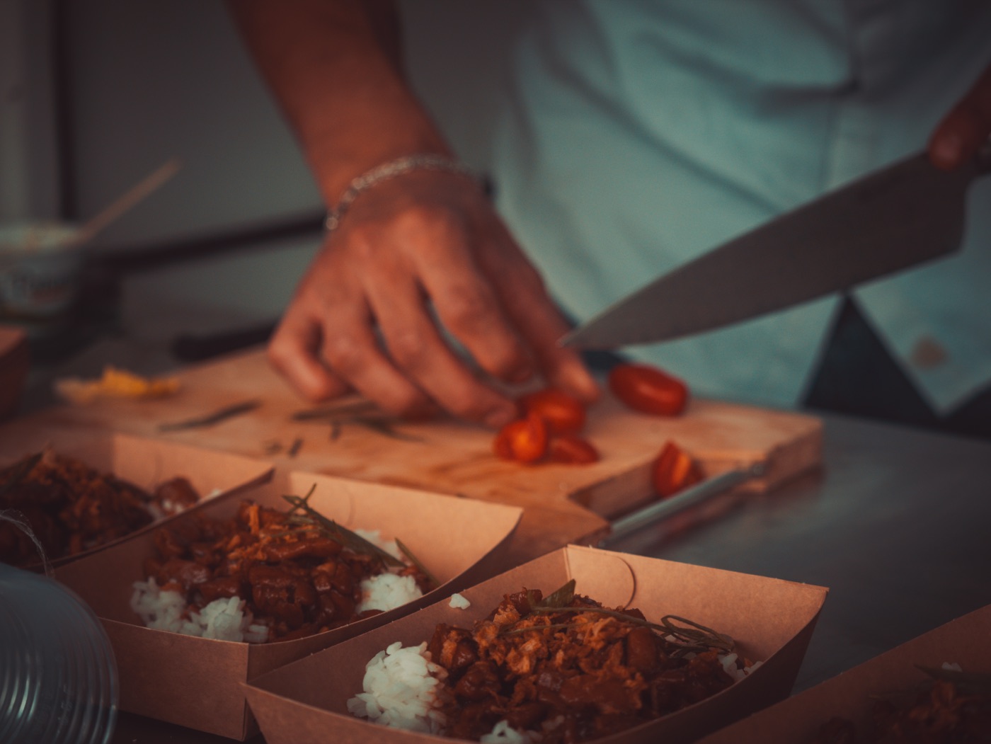 Bereiding van de gerechten met verse ingrediënten op de foodtruck